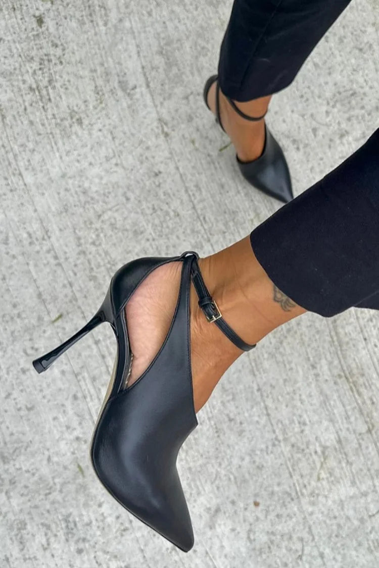 Pointe aiguisée avec bride de cheville