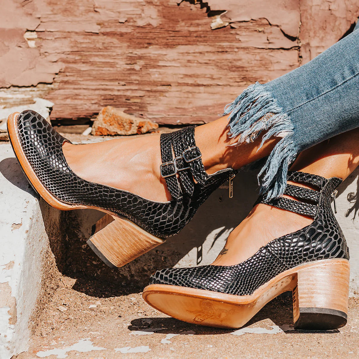 CHAUSSURES COURTES AVEC TALONS ET SANGLES