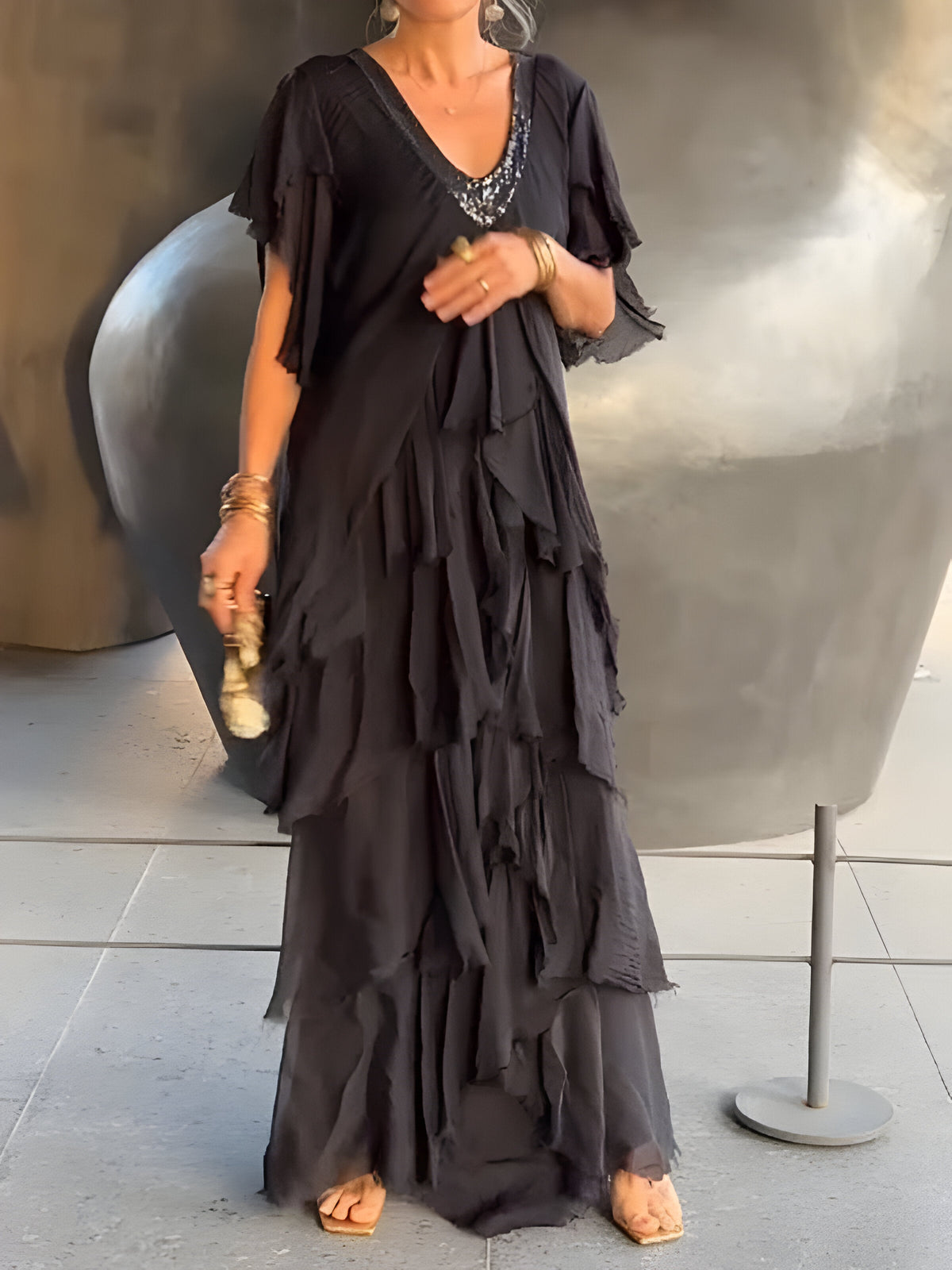 Elegant pleated dress with V-neckline, ideal for any occasion