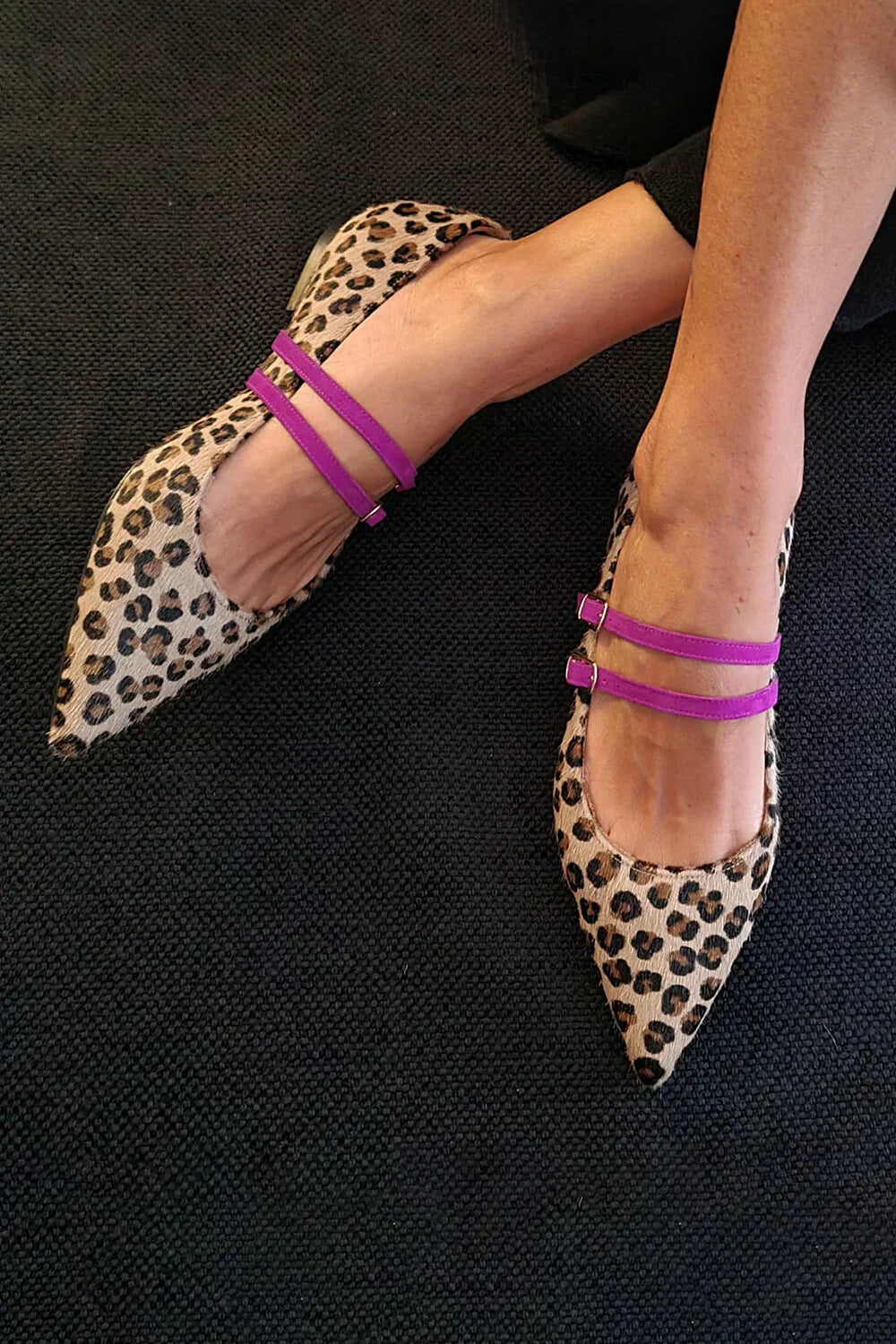 DÉCOLLETÉ LÉOPARD AVEC DOUBLE BRACELET