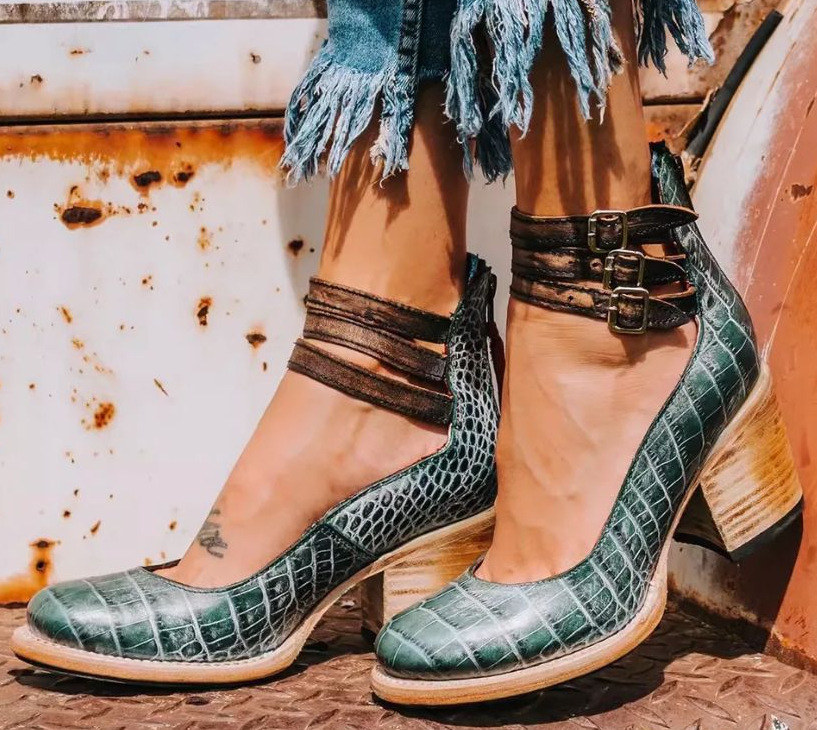 CHAUSSURES COURTES AVEC TALONS ET SANGLES