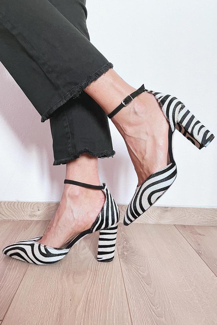CHAUSSURES COURT AVEC IMPRIMÉ ZEBRE ET BRACELET CHEVILLE