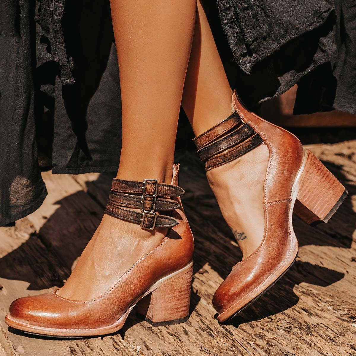CHAUSSURES COURTES AVEC TALONS ET SANGLES