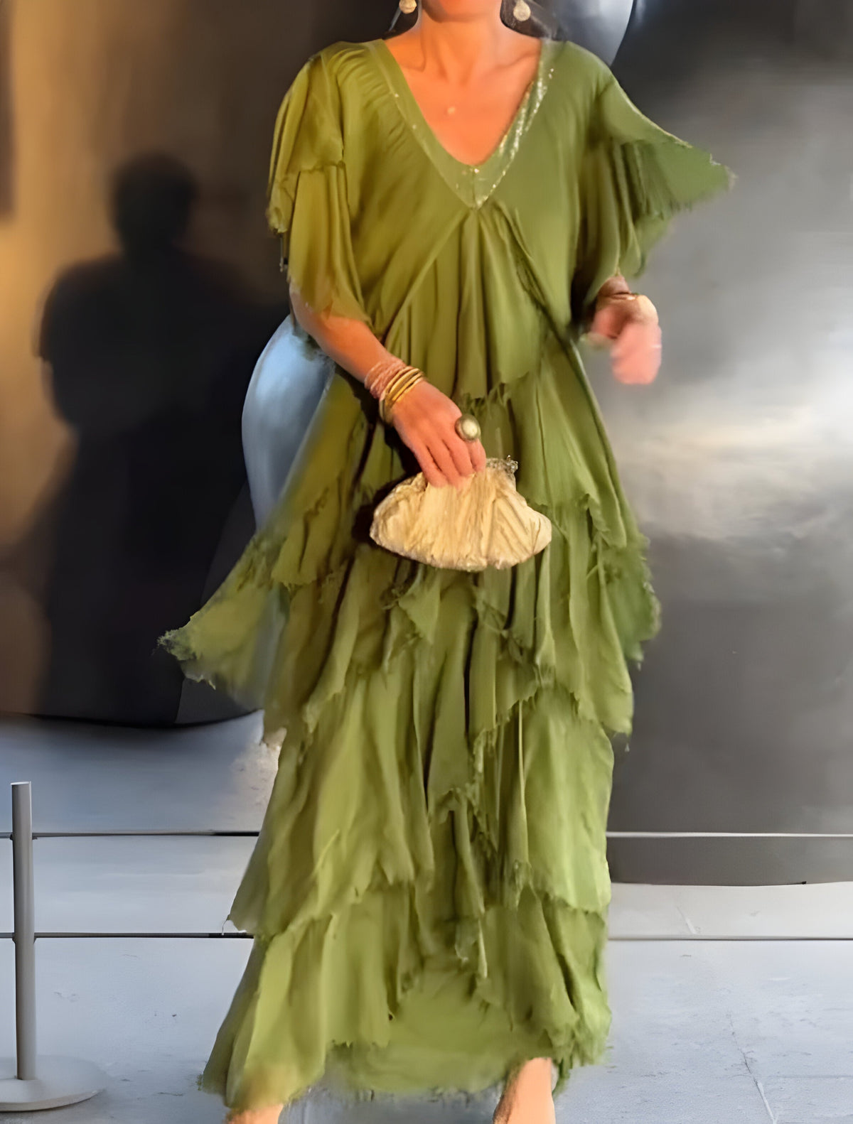 Elegant pleated dress with V-neckline, ideal for any occasion