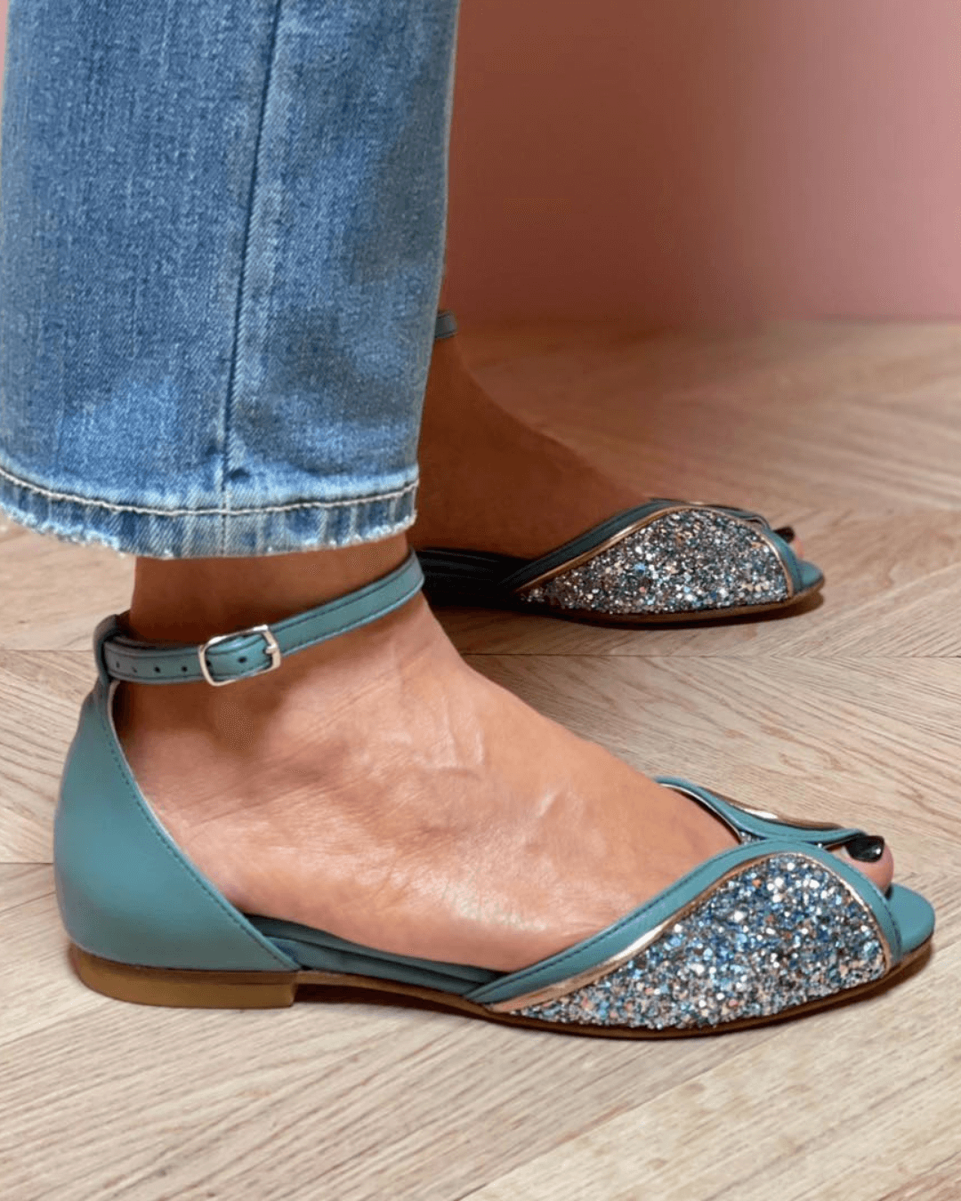 SANDAL BASSA AVEC DÉTAILS BRILLANTS