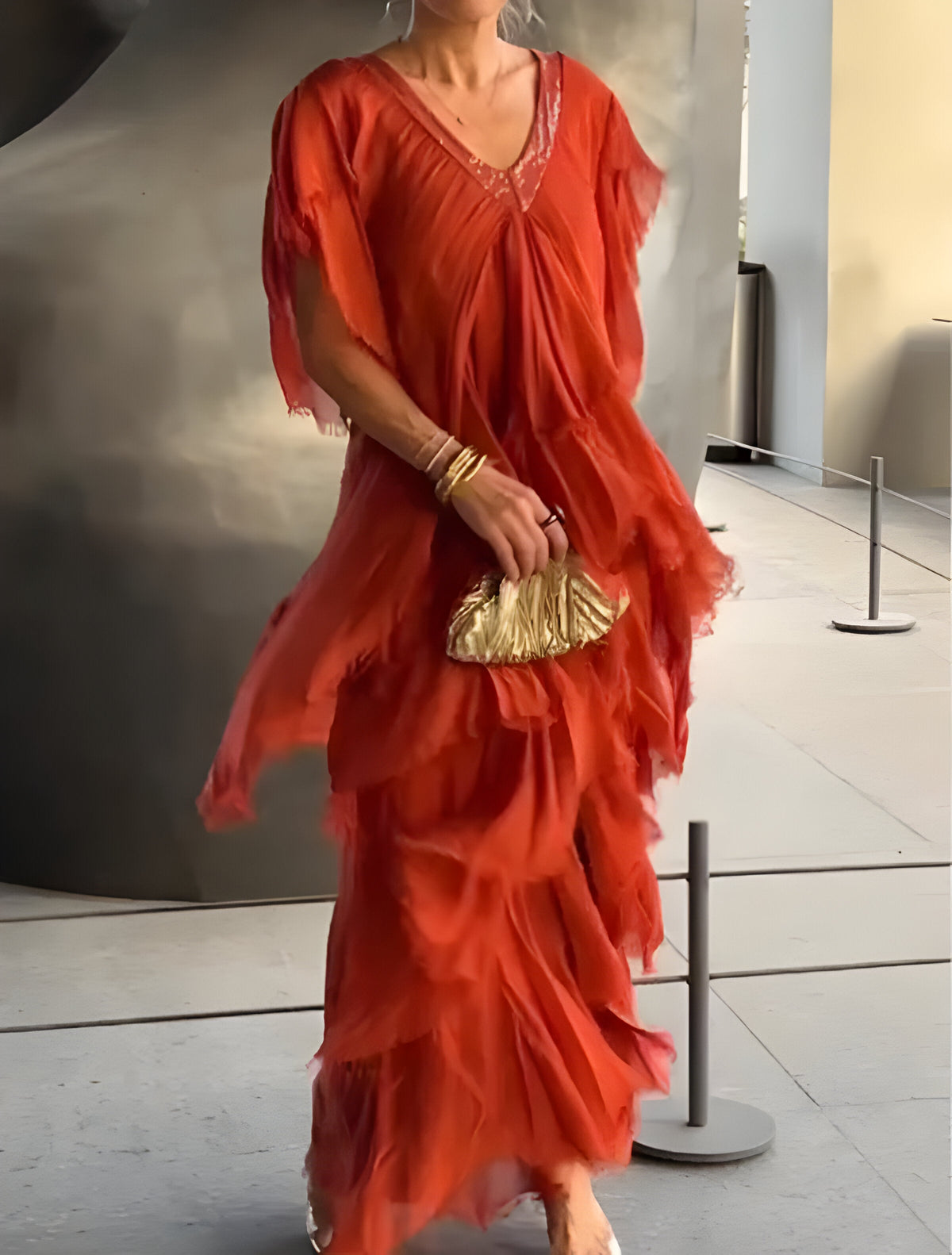 Robe plissée élégante avec décolleté en V, idéale pour toutes les occasions