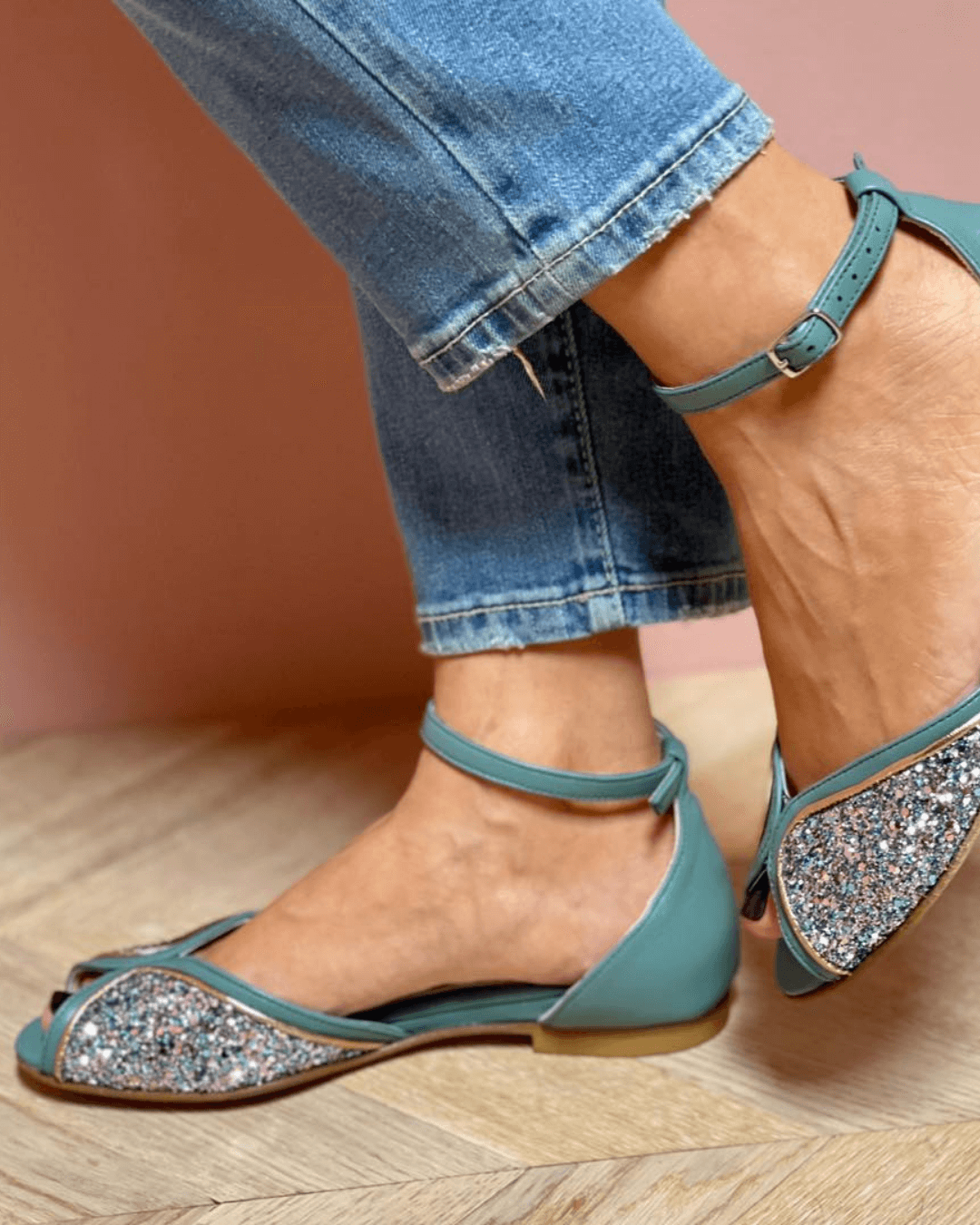 SANDAL BASSA AVEC DÉTAILS BRILLANTS
