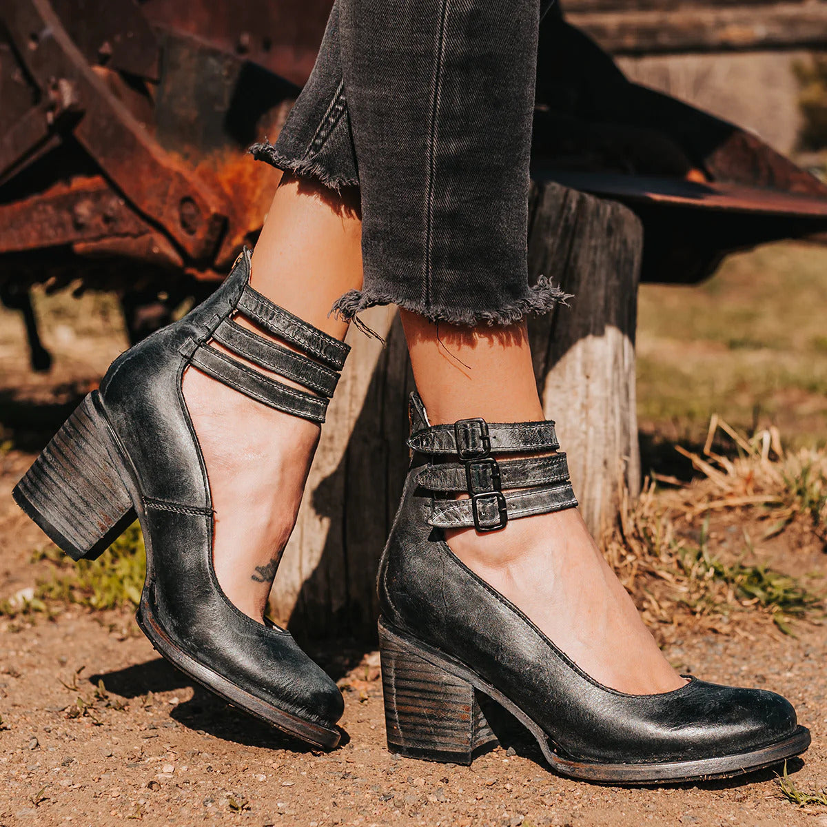 CHAUSSURES COURTES AVEC TALONS ET SANGLES