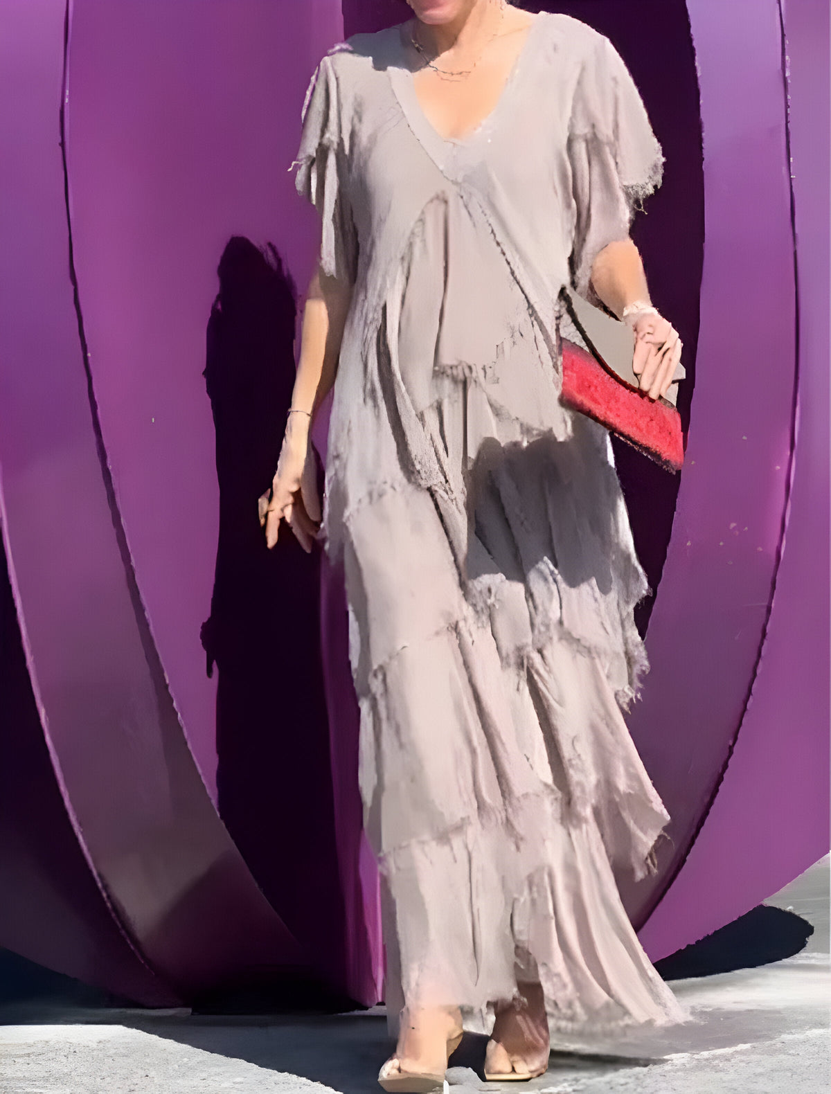 Robe plissée élégante avec décolleté en V, idéale pour toutes les occasions