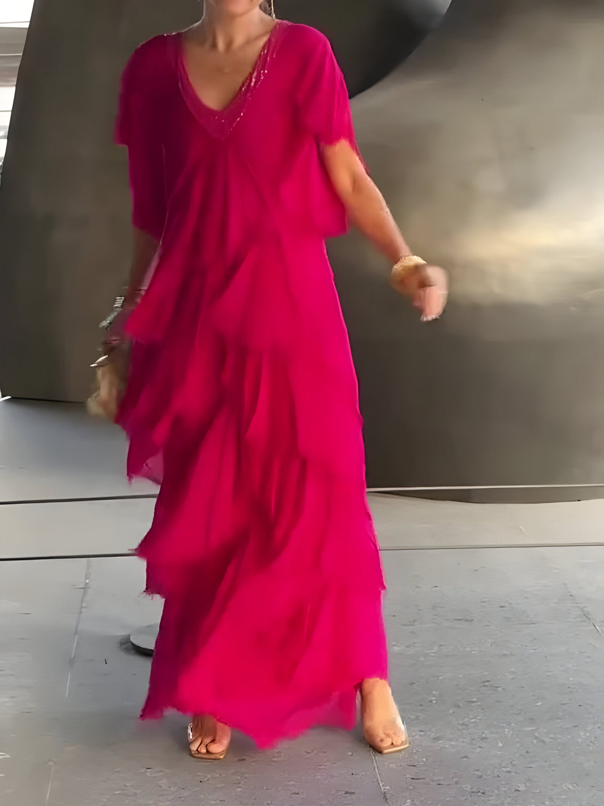 Robe plissée élégante avec décolleté en V, idéale pour toutes les occasions