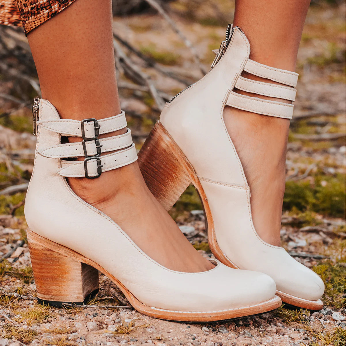 CHAUSSURES COURTES AVEC TALONS ET SANGLES