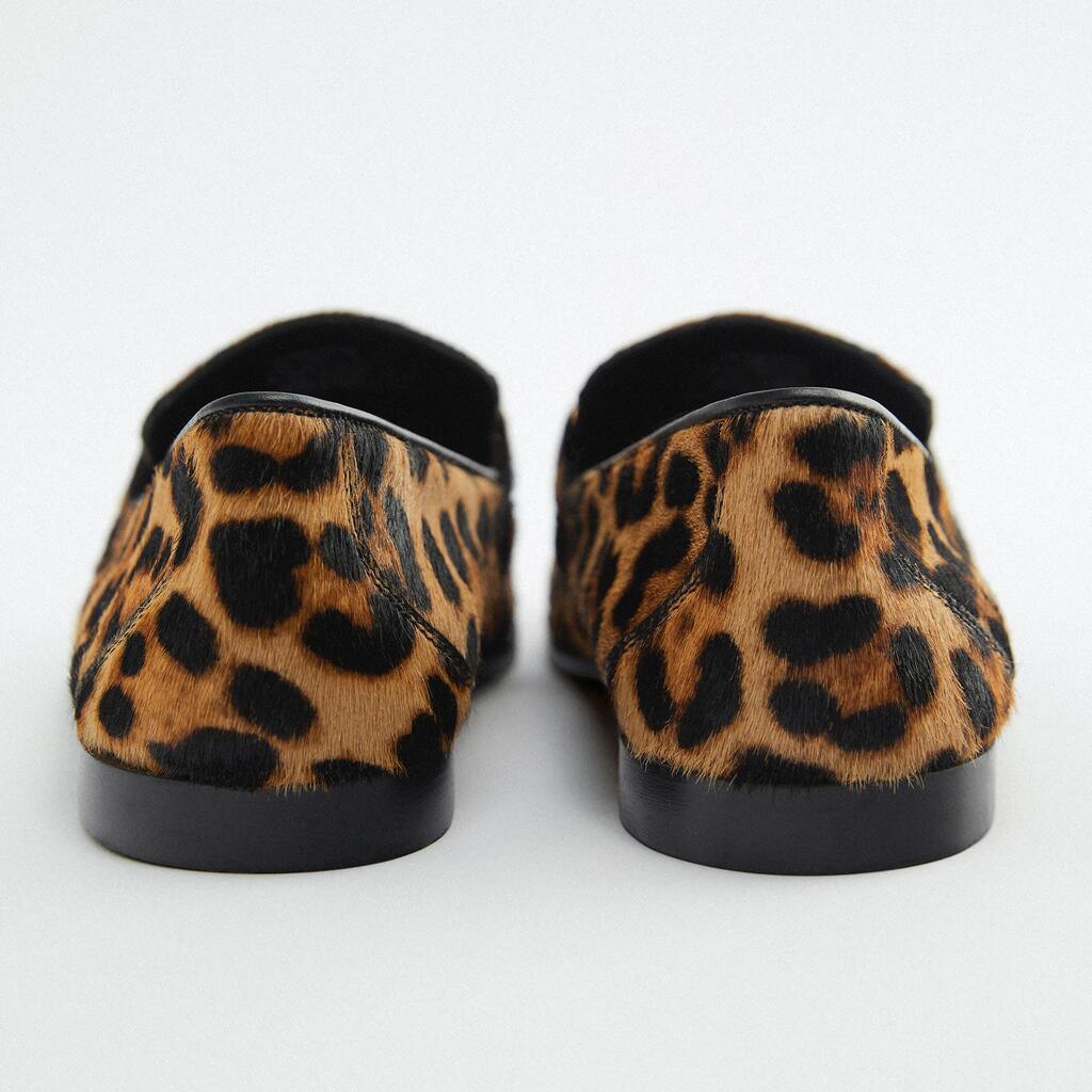 MOCASSINS AVEC IMPRIMÉ ANIMAL ET DÉTAILS MÉTALLIQUES