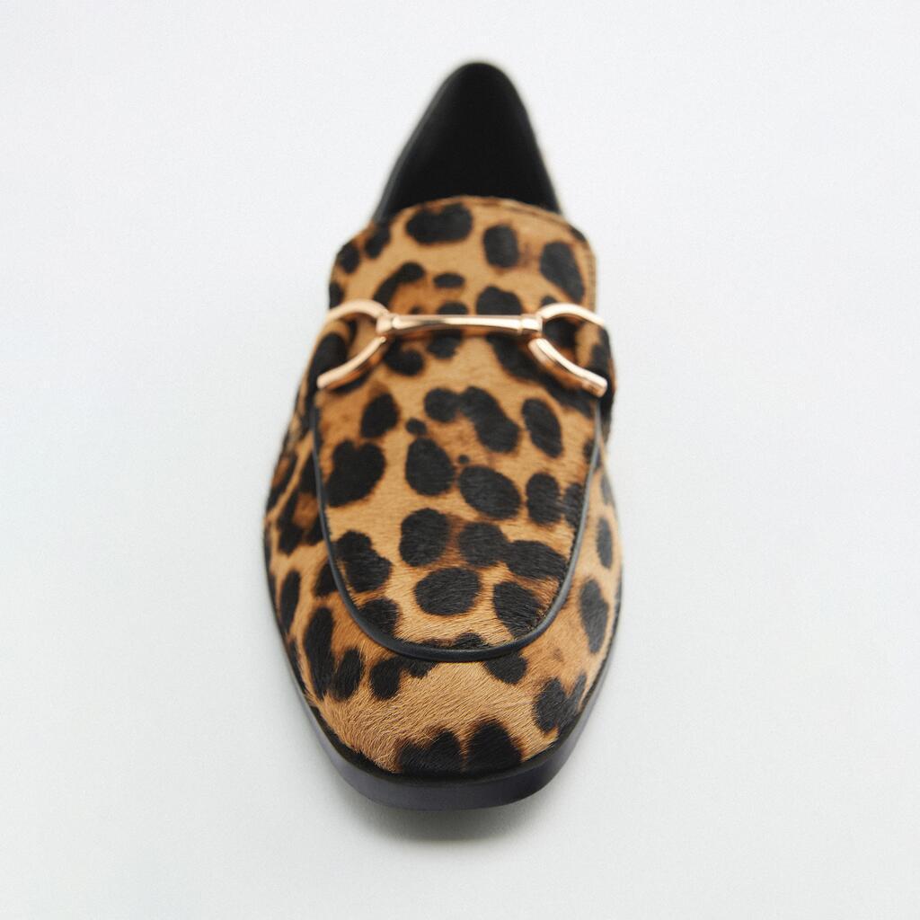 MOCASSINS AVEC IMPRIMÉ ANIMAL ET DÉTAILS MÉTALLIQUES