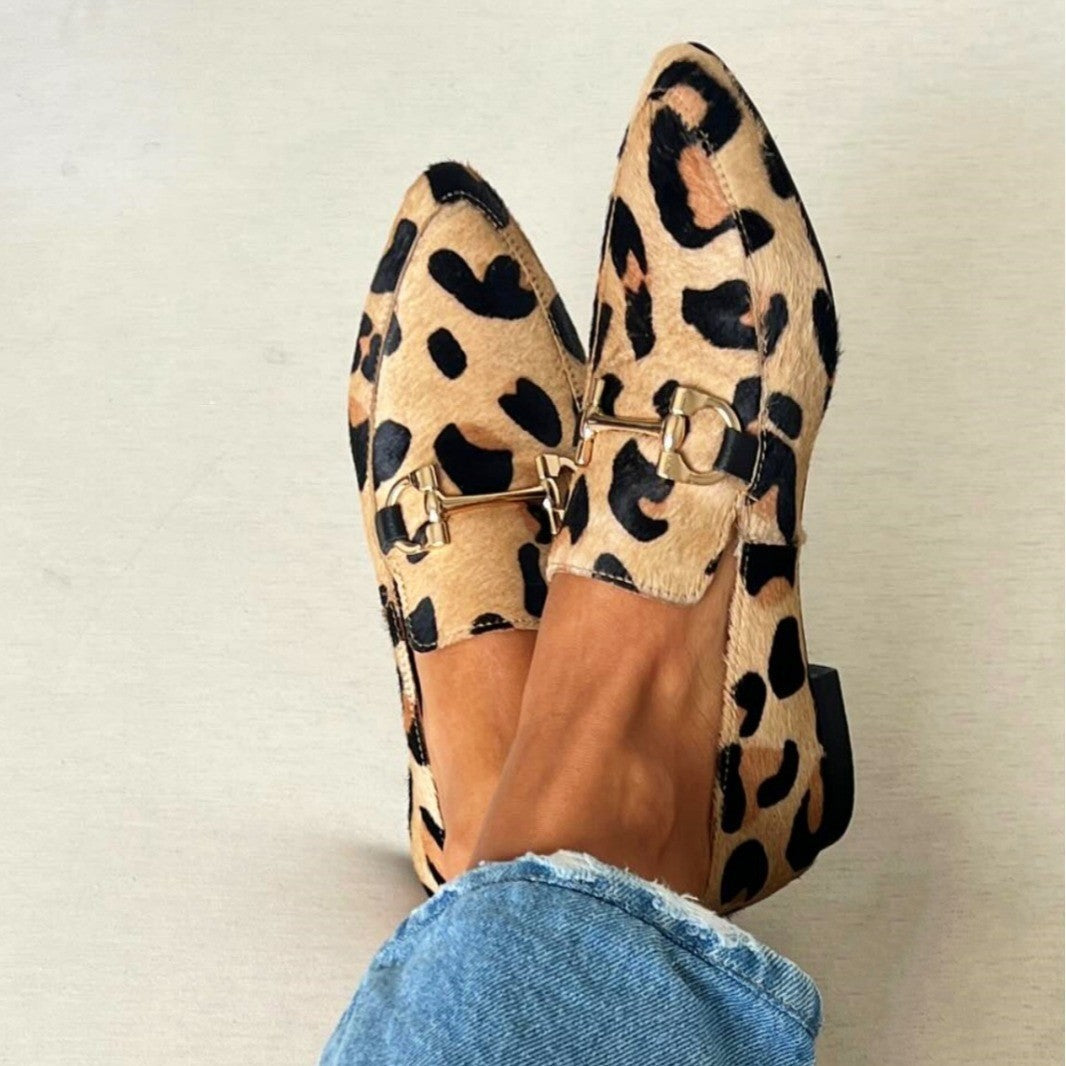 MOCASSIN AVEC IMPRIMÉ ANIMAL ET CLIP DÉCORATIF