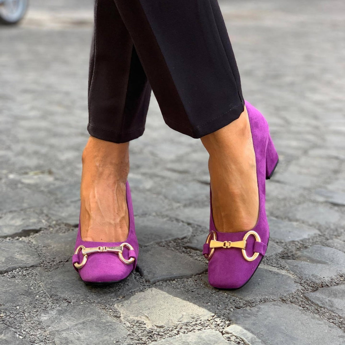 CHAUSSURES ÉLÉGANTES AVEC DÉTAILS EN OR