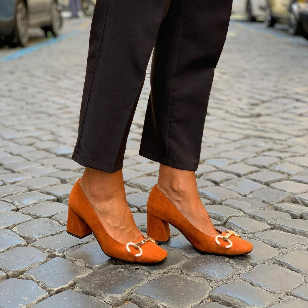 CHAUSSURES ÉLÉGANTES AVEC DÉTAILS EN OR