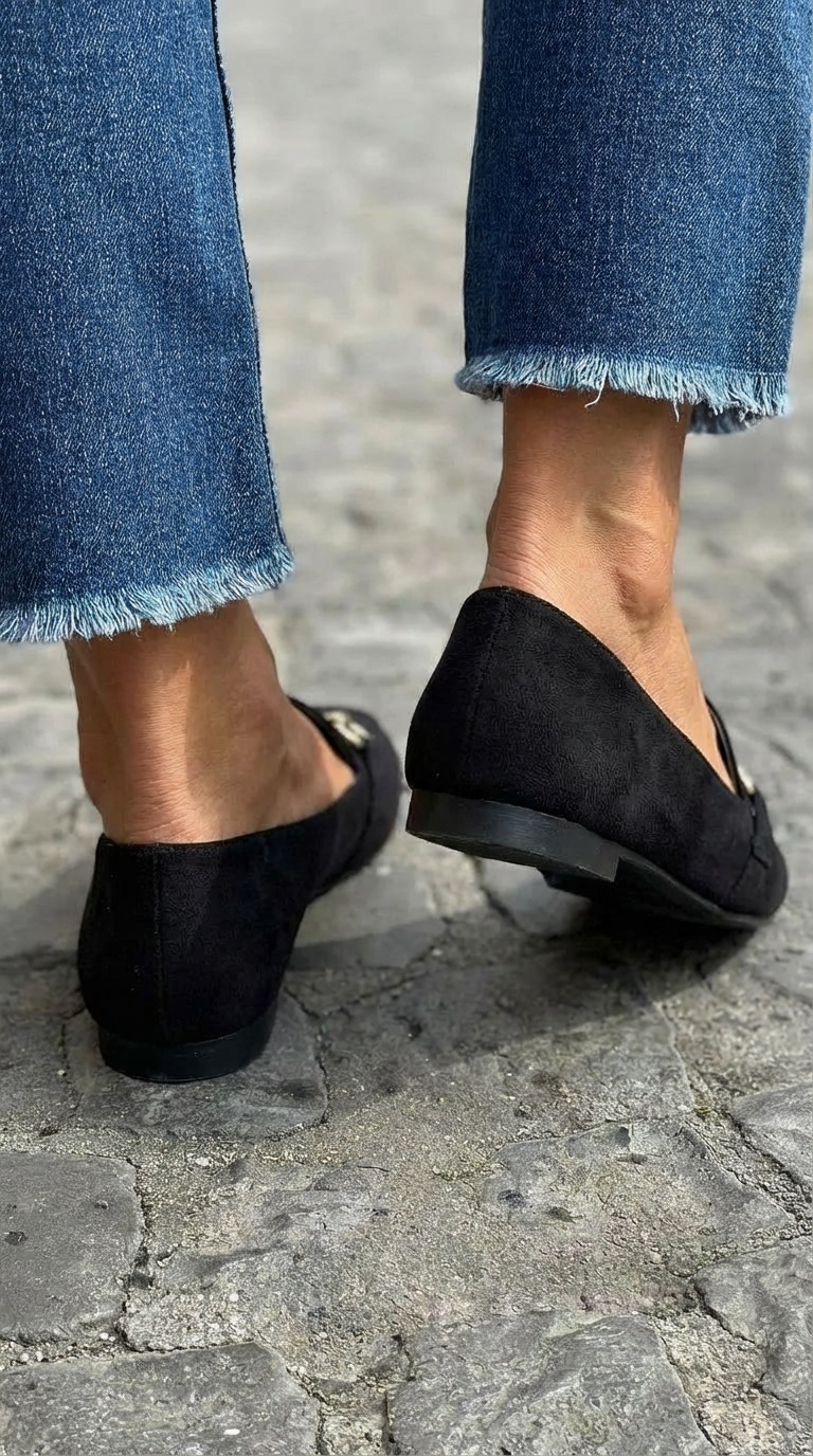 MOCASSINS NOIRS AVEC DÉTAIL EN OR
