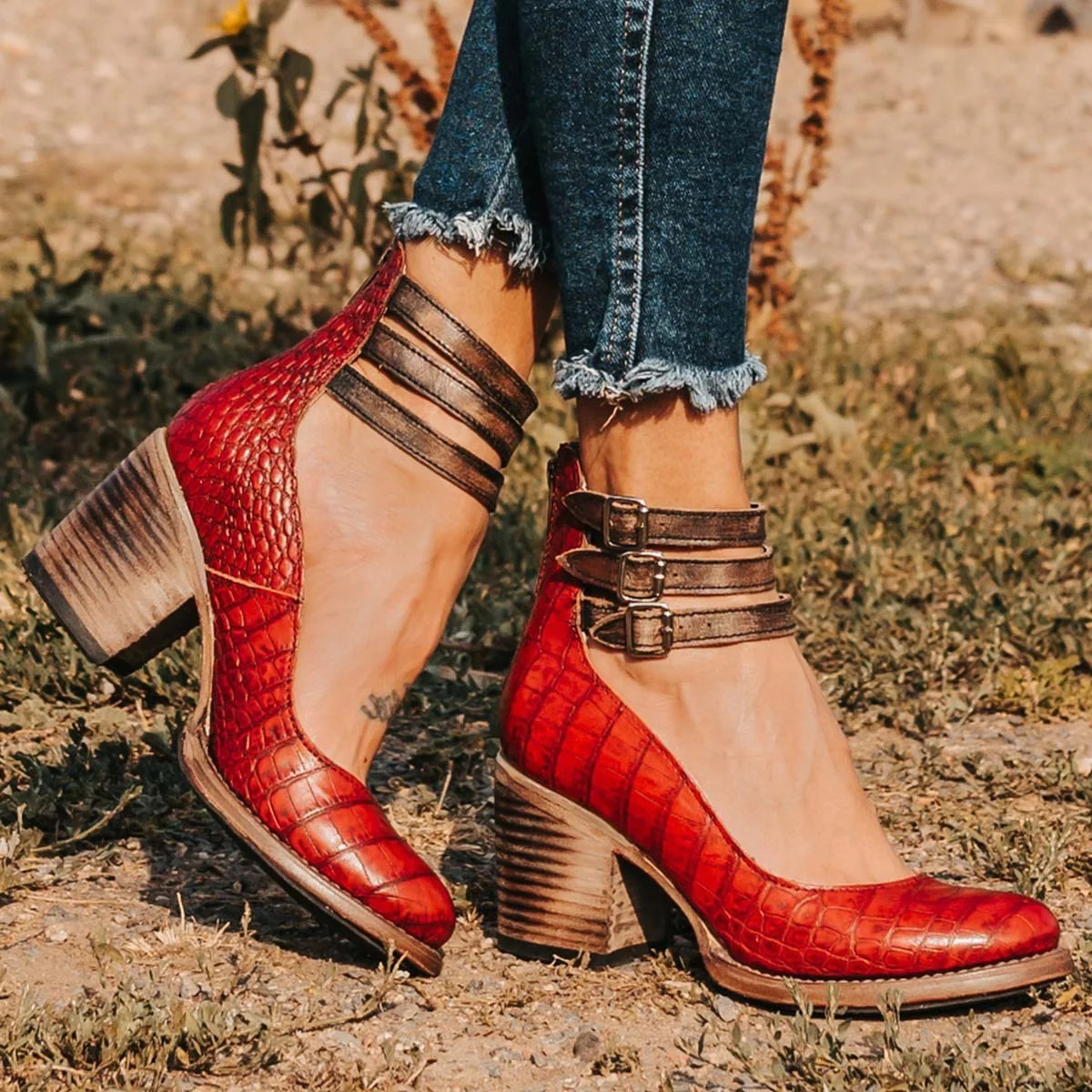 CHAUSSURES COURTES AVEC TALONS ET SANGLES